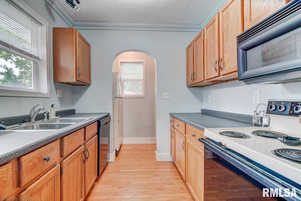 901 Cleveland Avenue Springfield, IL 62704 - Photo 9 of 33