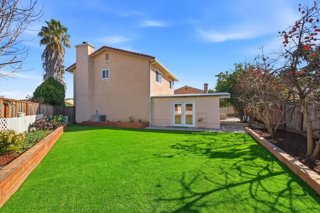 a view of a house with backyard