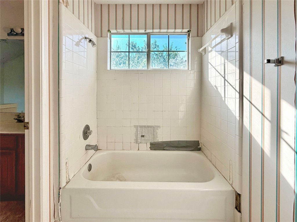 1106 Thistle Trail Cedar Park, TX 78613 - Photo 17 of 37 a bathroom with a bathtub