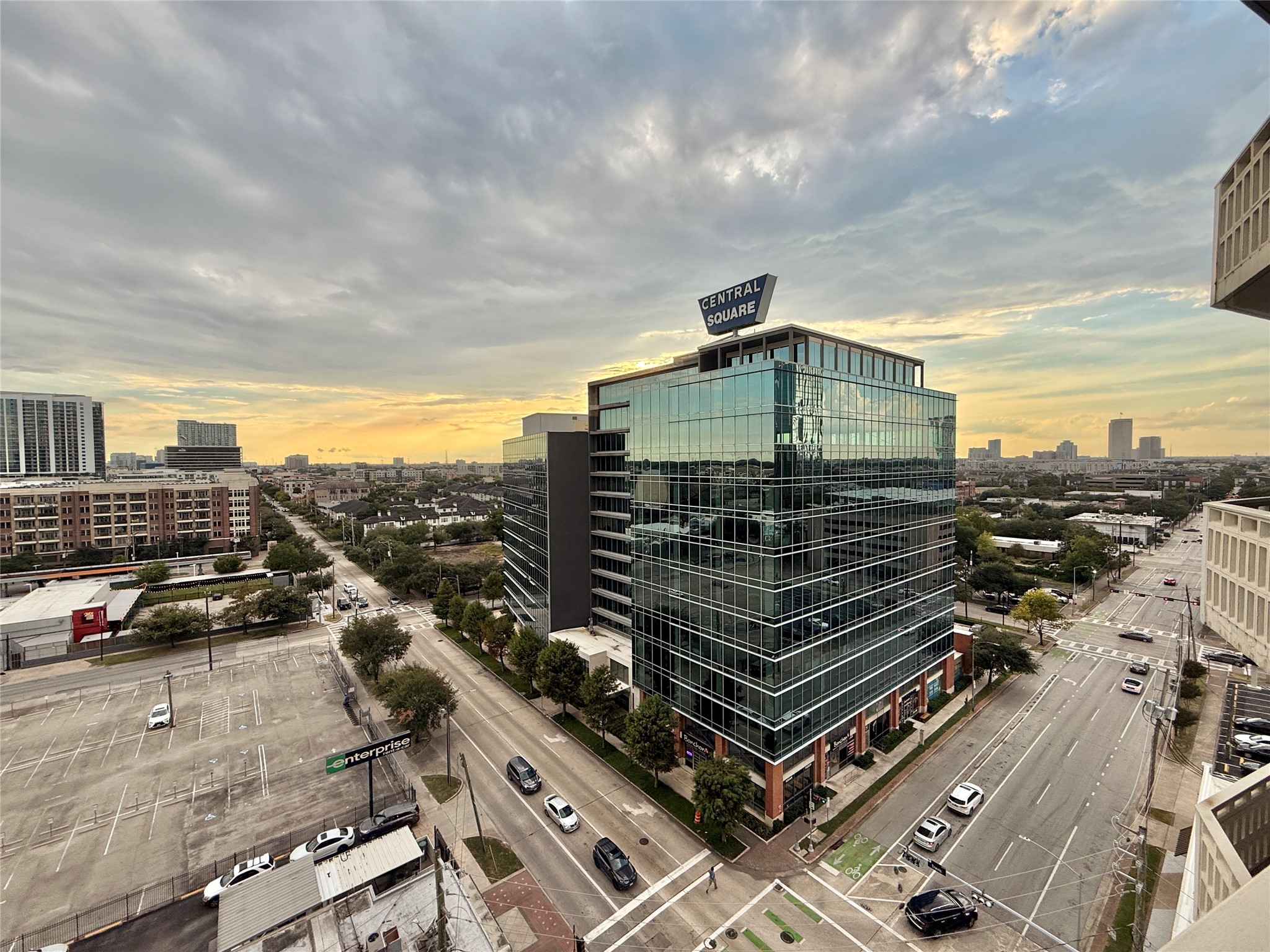 2016 Main Street, Unit 1022 Houston, TX 77002 - Photo 28 of 48 a view of a balcony with city view