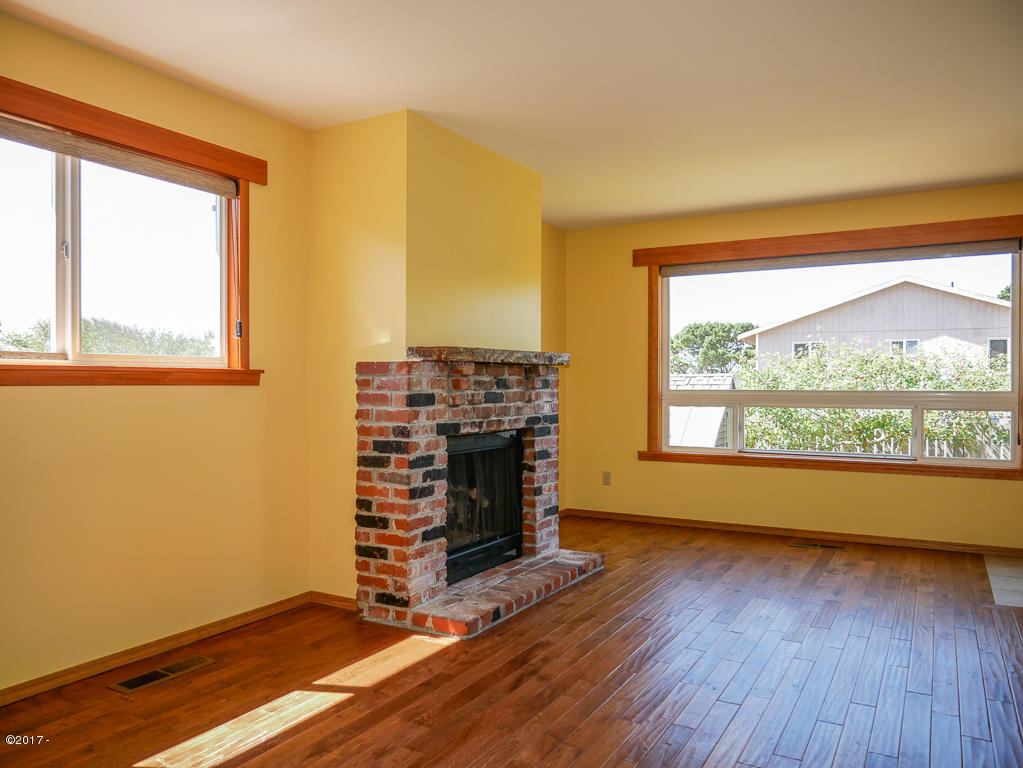 1037 Northwest Hurbert Street Newport, OR 97365 - Photo 16 of 37 Living Room
