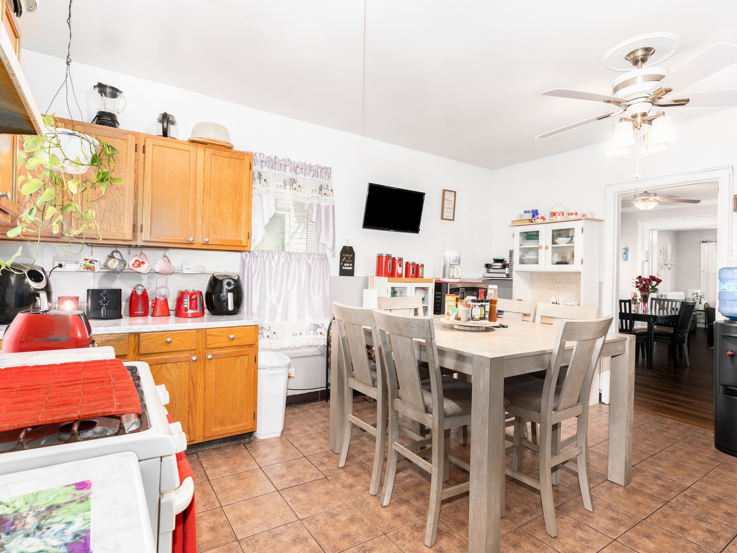 Undisclosed Address Chicago, IL 60651 - Photo 13 of 19 a dining room with a flat screen tv and a window