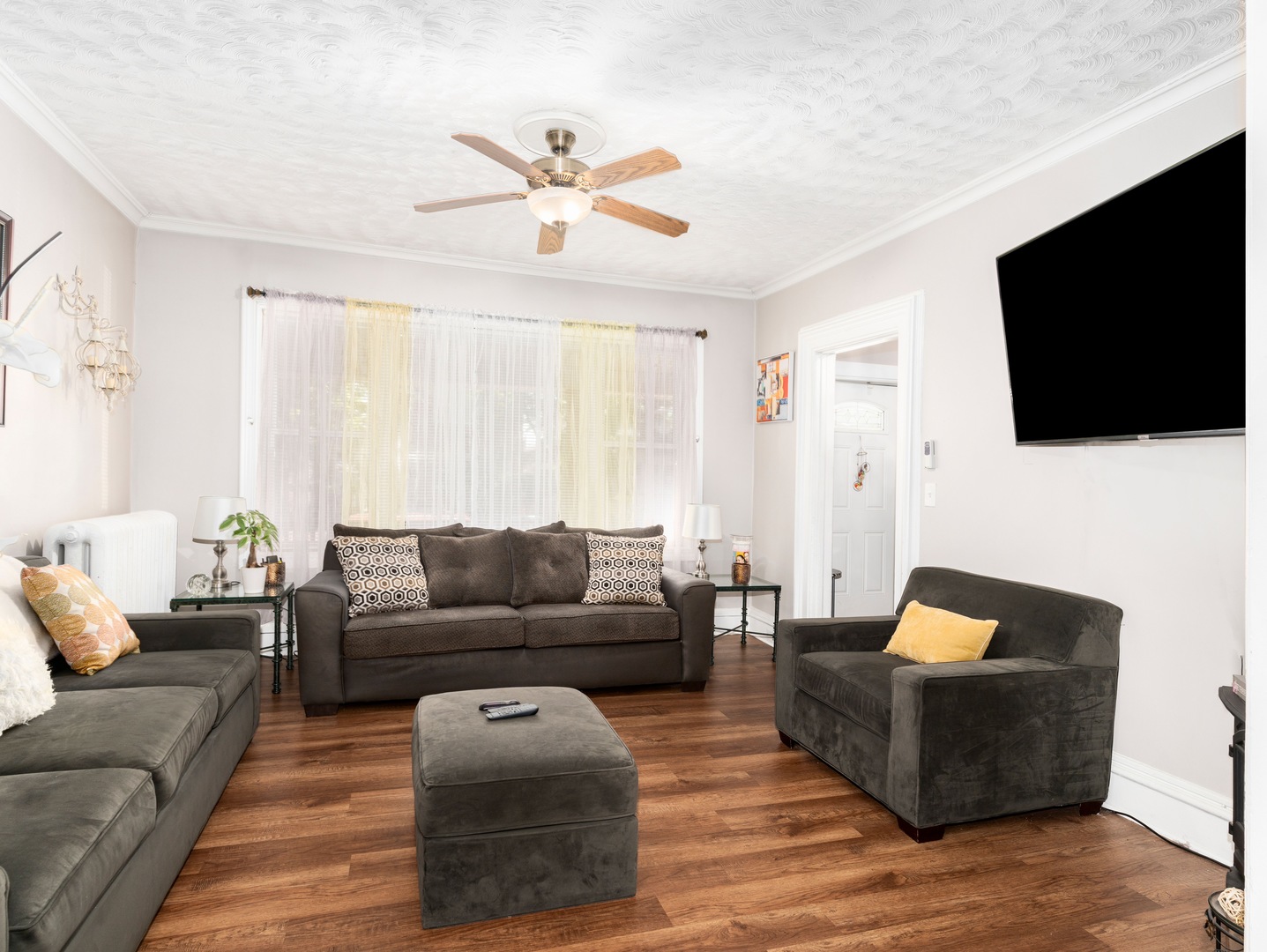 Undisclosed Address Chicago, IL 60651 - Photo 3 of 19 a living room with furniture and a flat screen tv