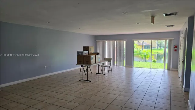 a view of a back yard