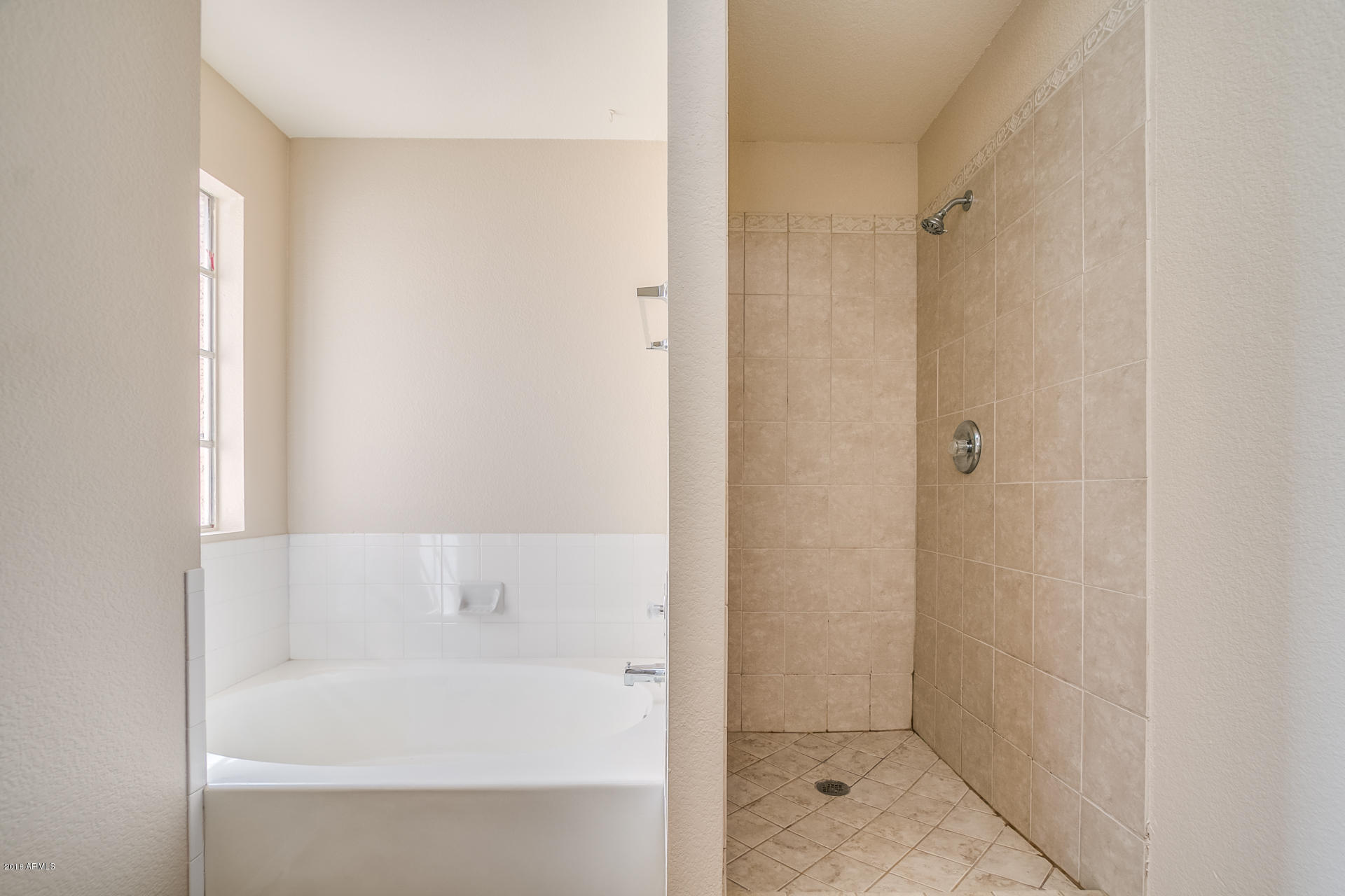 522 East Utopia Road Phoenix, AZ 85024 - Photo 28 of 35 a bathroom with a bathtub
