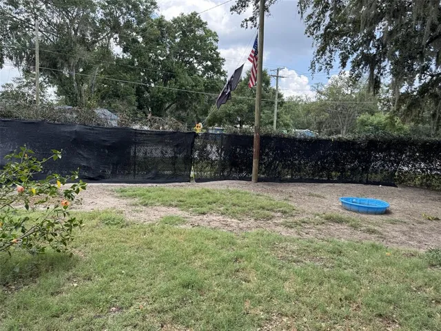 a view of a backyard