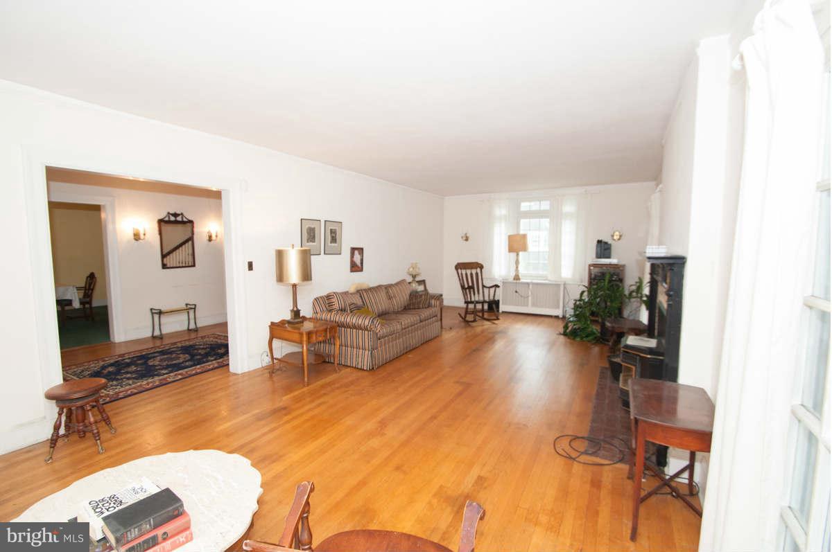 531 Nottingham Road Baltimore, MD 21229 - Photo 4 of 14 Living Room