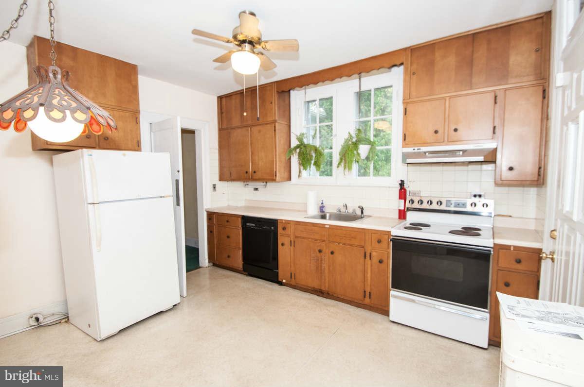 531 Nottingham Road Baltimore, MD 21229 - Photo 5 of 14 Kitchen