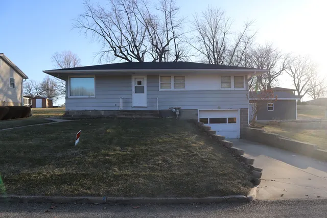 $93,900 | 113 Stephens Avenue, Walnut, IL 61376