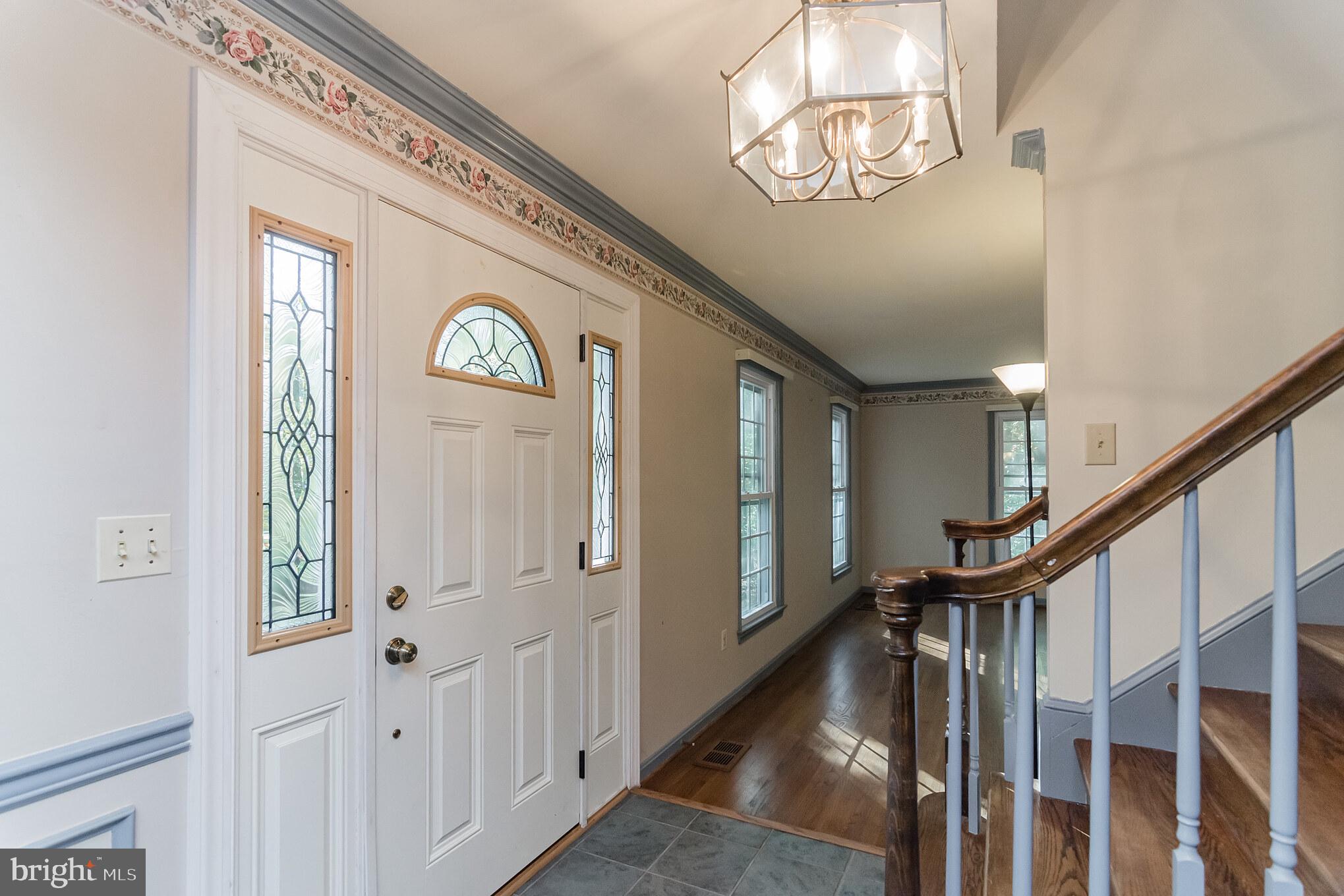 8052 Counselor Road Manassas, VA 20112 - Photo 3 of 26 HDWD ENTRY