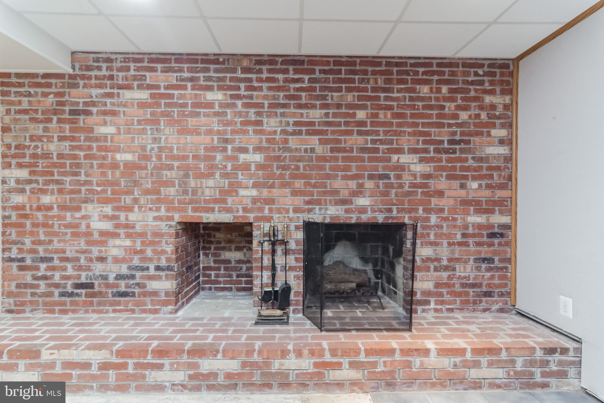 8052 Counselor Road Manassas, VA 20112 - Photo 22 of 26 WOOD BURNING F/P W/STORAGE