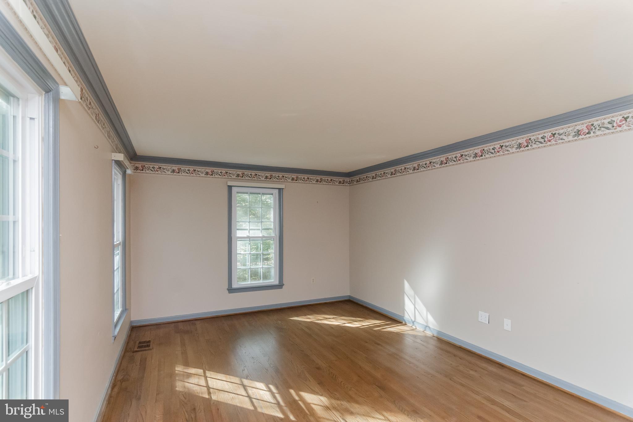8052 Counselor Road Manassas, VA 20112 - Photo 4 of 26 FORMAL LIV RM