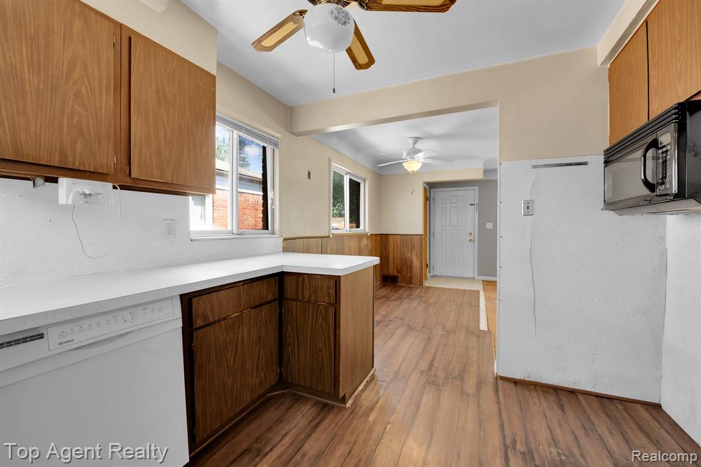 23303 Teppert Avenue Eastpointe, MI 48021 - Photo 10 of 32