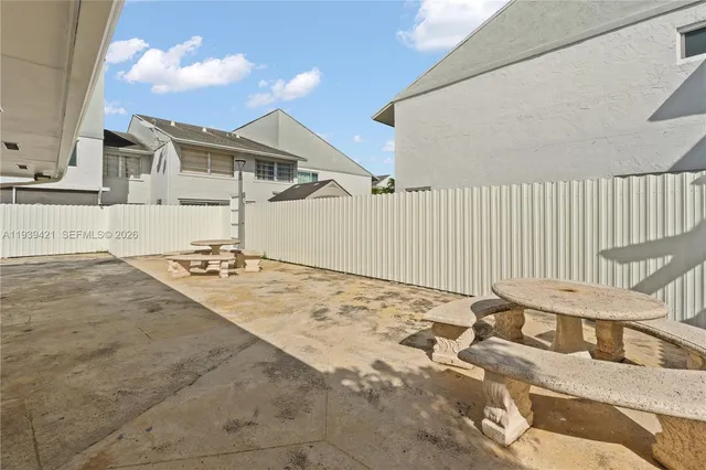 a view of a backyard