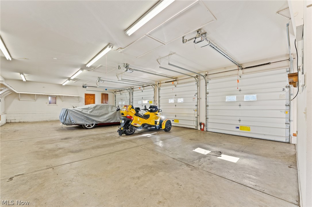 3632 Ridge Road Cortland, OH 44410 - Photo 18 of 31 4 car garage