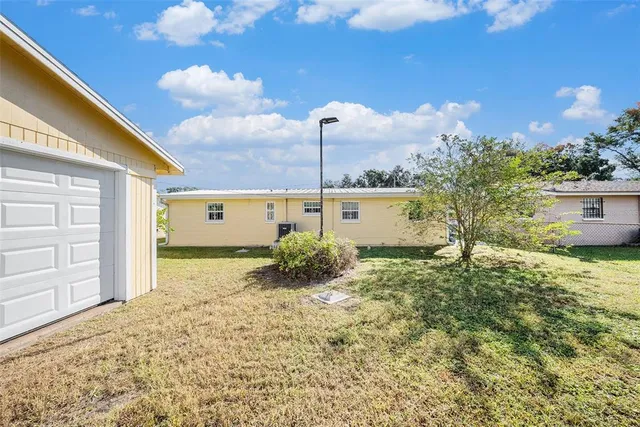 a view of a backyard