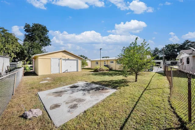 a view of an house with backyard and garden