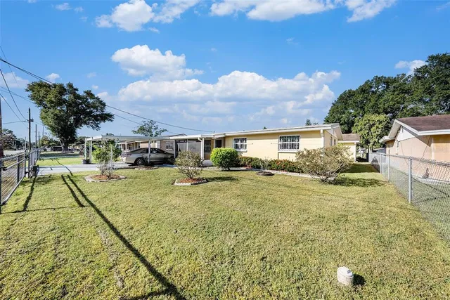 a view of a yard in front of house