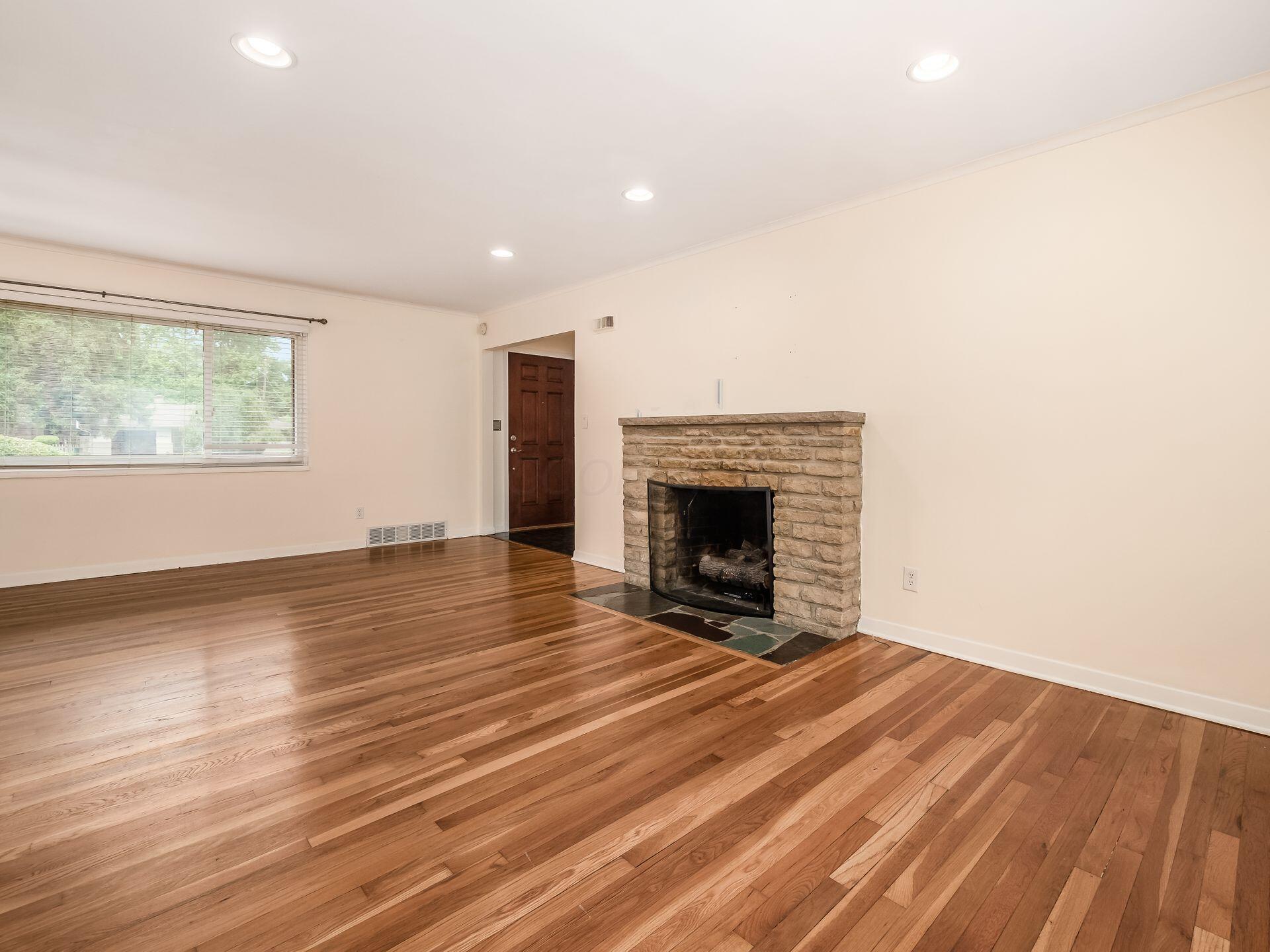 3180 Ainwick Road Columbus, OH 43221 - Photo 10 of 57 Living Room