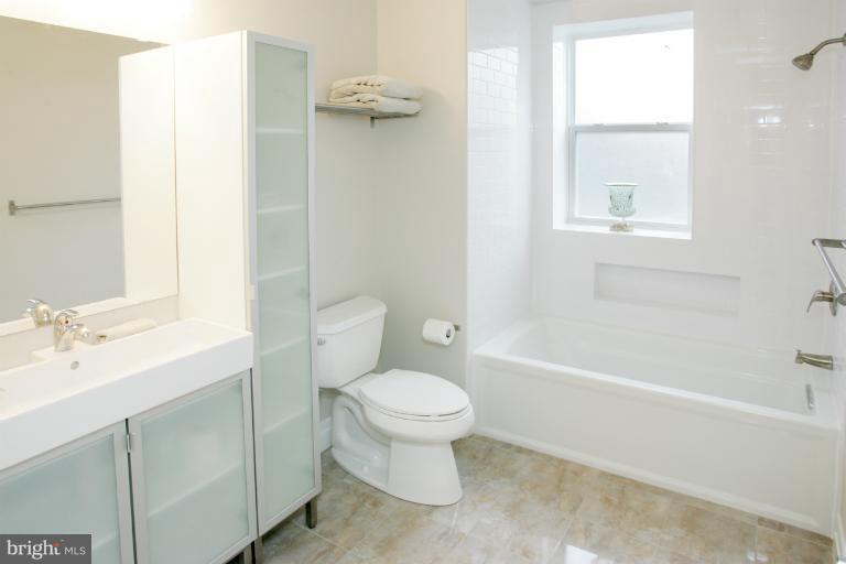 502 Rittenhouse Street Northwest Washington, DC 20011 - Photo 9 of 15 Bath