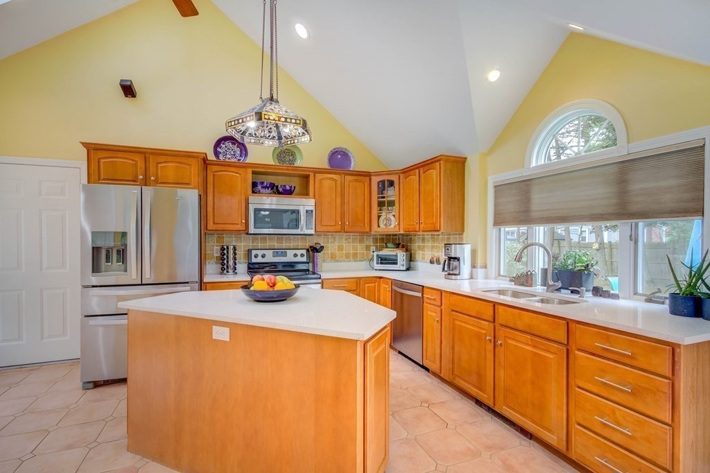 22 Maple Street Hudson, MA 01749 - Photo 5 of 42 Gallery Image 5