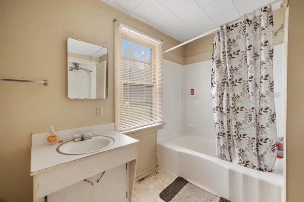 $249,900 | 600 Benson Road, Benton Harbor, MI 49022