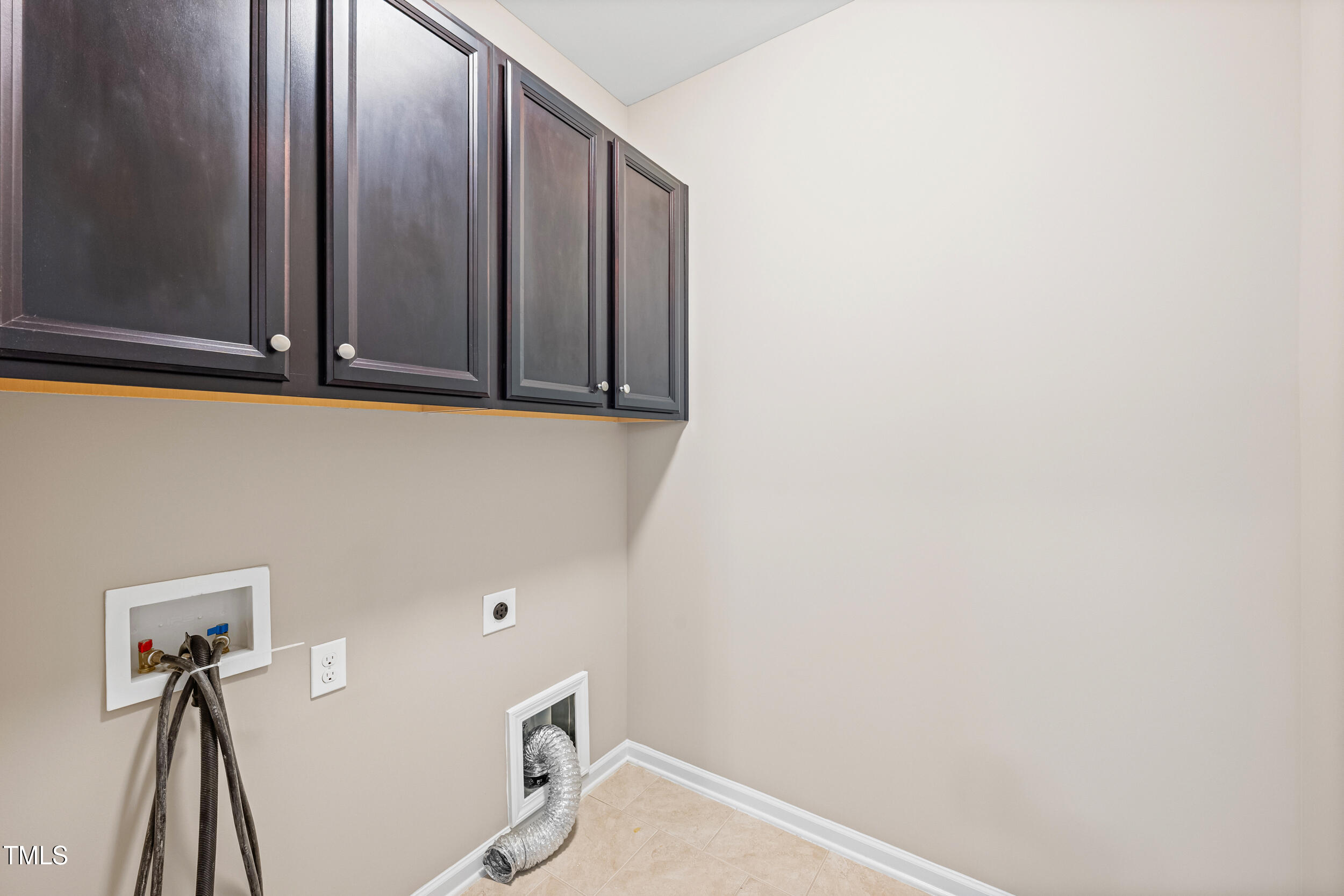 677 Wickham Ridge Road Apex, NC 27539 - Photo 20 of 34 a bathroom with a sink