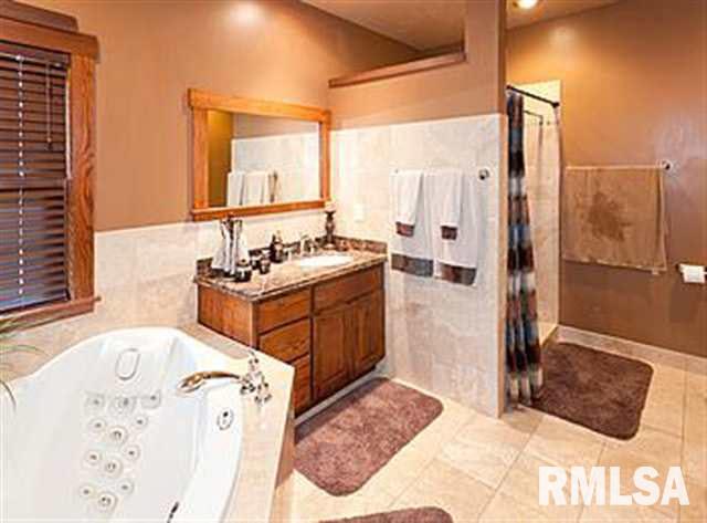 1955 Sweetland Road Muscatine, IA 52761 - Photo 12 of 24 Gallery Image 12