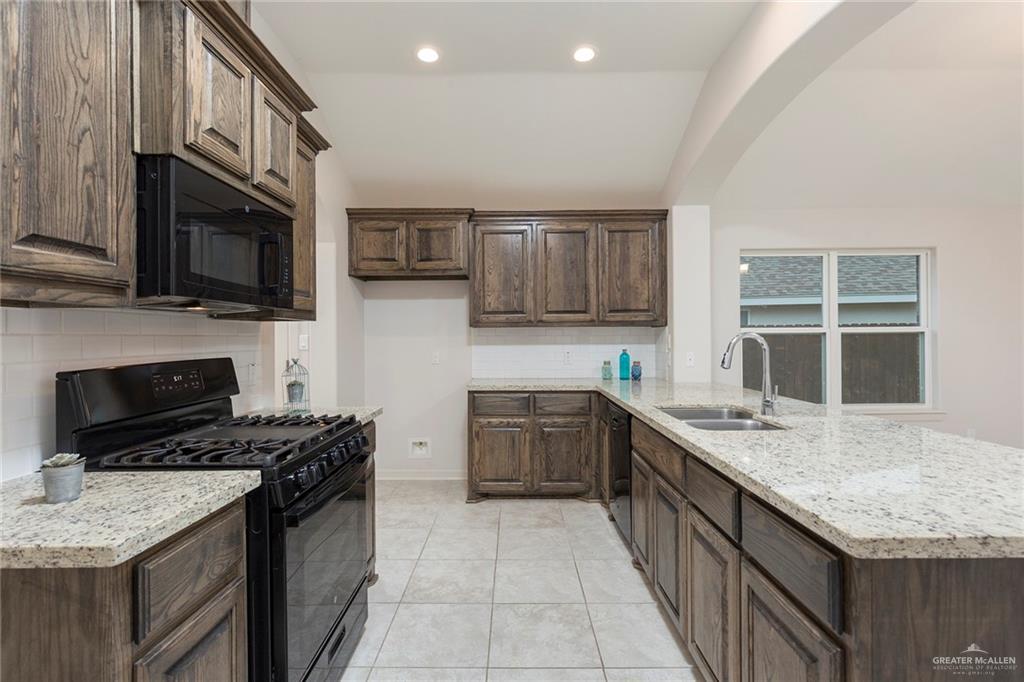14337 Chalk Rdg Drive McAllen, TX 78504 - Photo 5 of 21 Spacious kitchen with granite countertops, ample cabinetry and an open layout perfect for cooking and entertaining