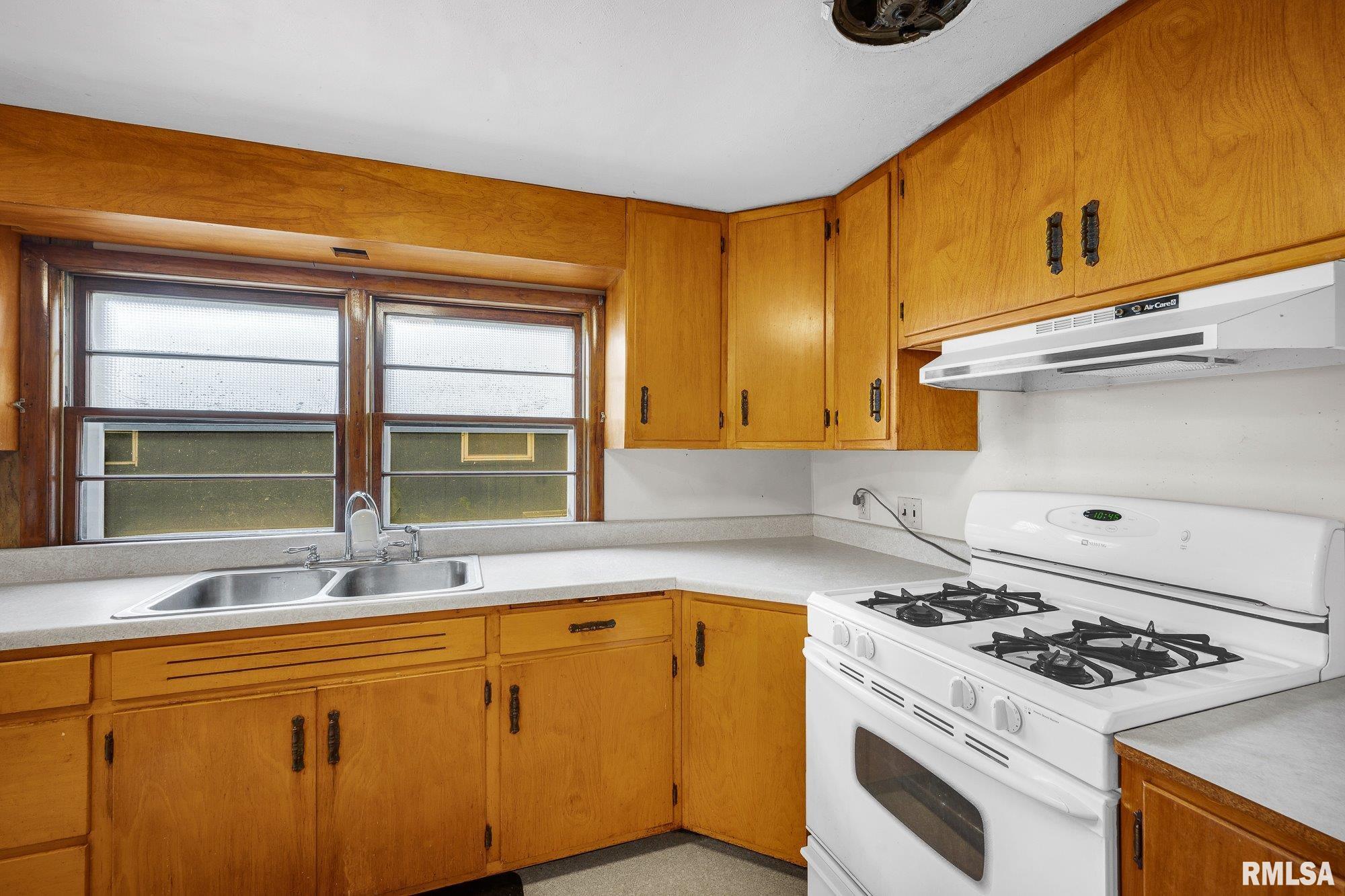 239 North Elmwood Road Farmington, IL 61531 - Photo 5 of 27 Gallery Image 5