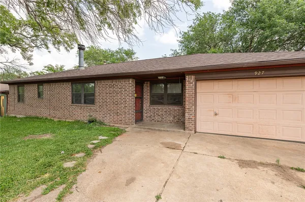 $240,000 | 927 Braeswood Drive, Bryan, TX 77803