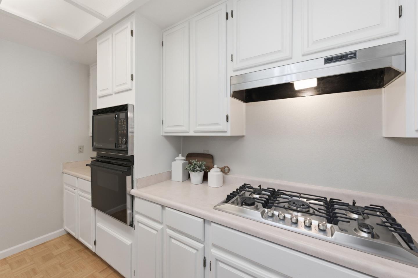 1040 Continentals Way, Unit 14 Belmont, CA 94002 - Photo 17 of 49
