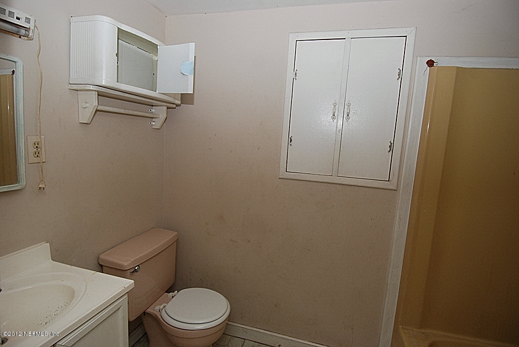 3940 Randall Road Green Cove Springs, FL 32043 - Photo 7 of 9 BATHROOM