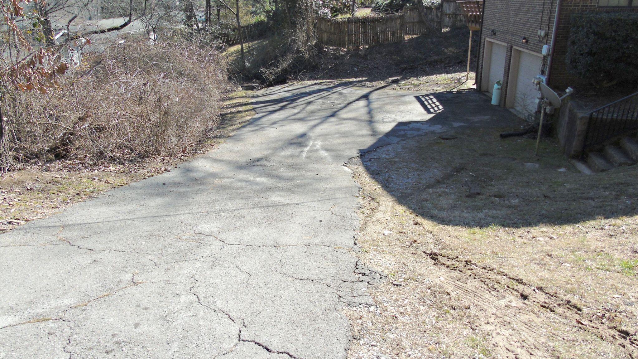 860-862 Donaldson Road Chattanooga, TN 37412 - Photo 4 of 20 Left side 2 car garage.