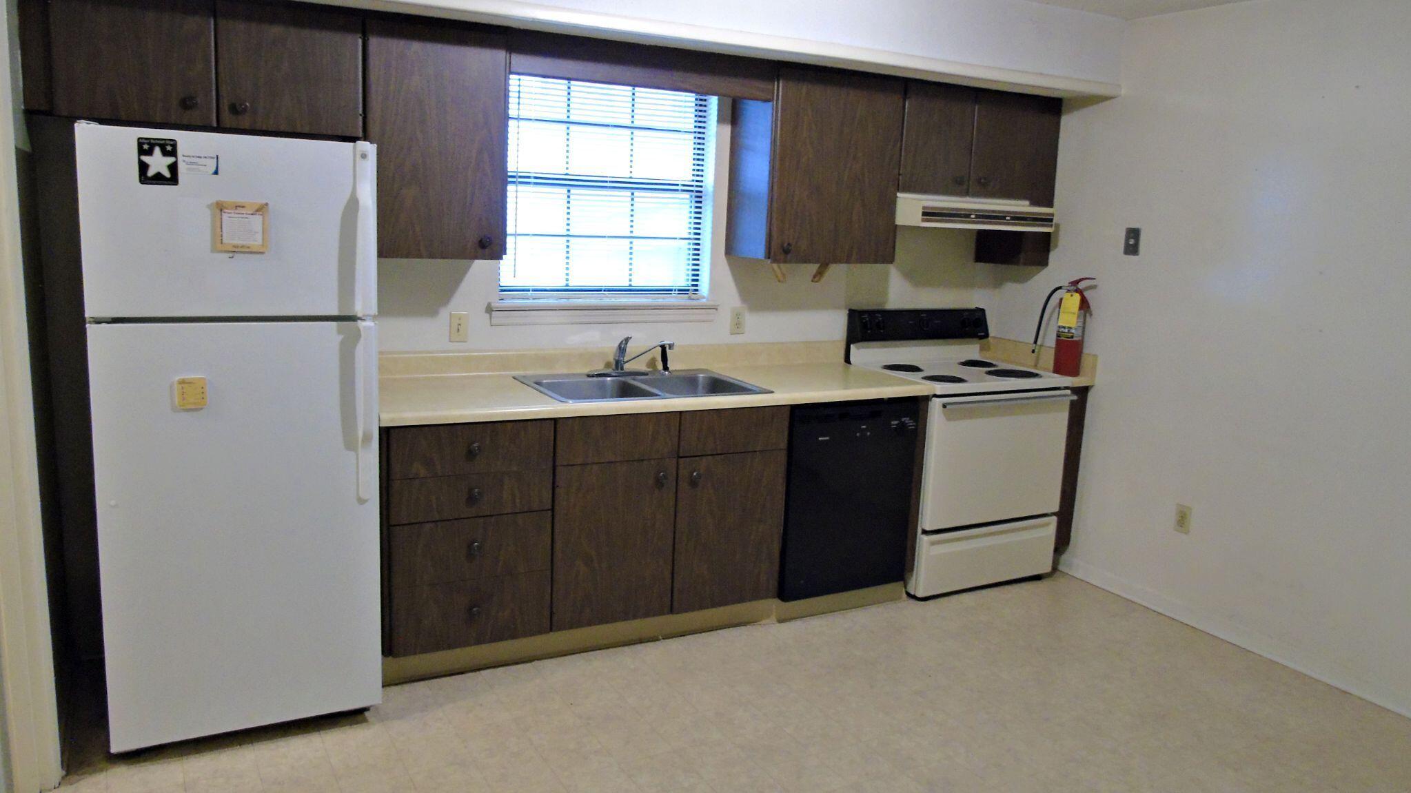860-862 Donaldson Road Chattanooga, TN 37412 - Photo 6 of 20 Large eat-in kitchen in the 2 bedroom un