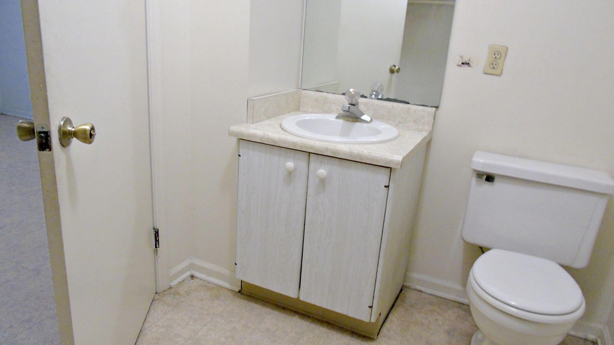 860-862 Donaldson Road Chattanooga, TN 37412 - Photo 9 of 20 Powder room main floor 3 BR unit