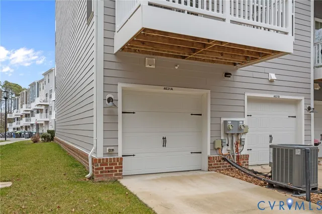 a view of a house with backyard