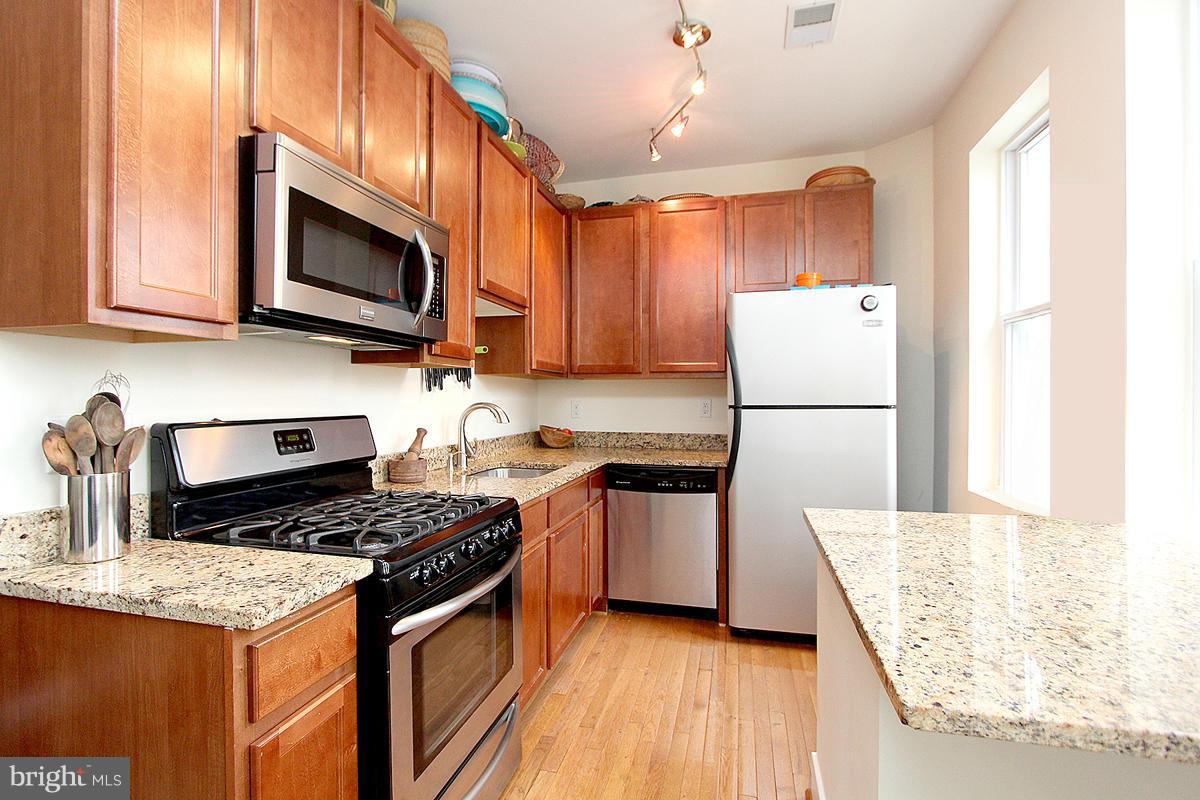 2 17th Street Southeast, Unit 208 Washington, DC 20003 - Photo 14 of 25 Kitchen