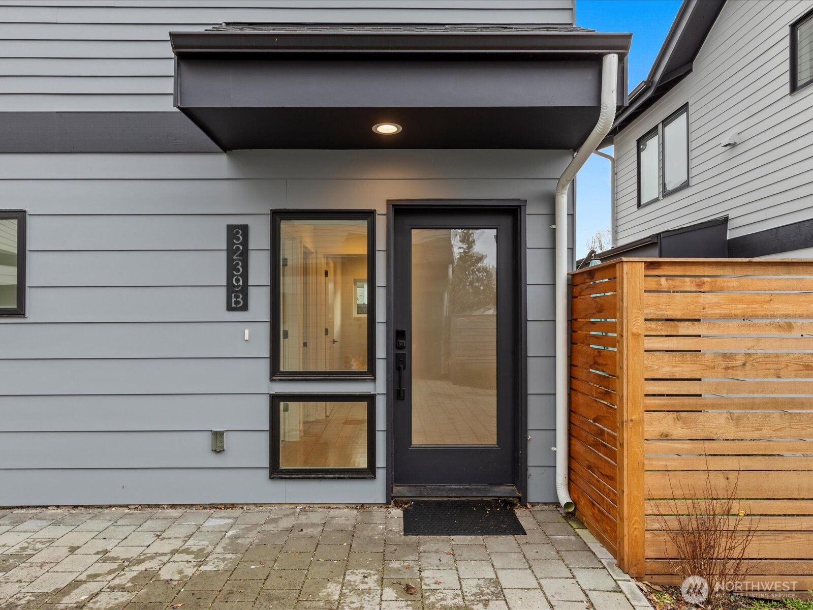 3239 61st Avenue Southwest, Unit B Seattle, WA 98116 - Photo 2 of 31