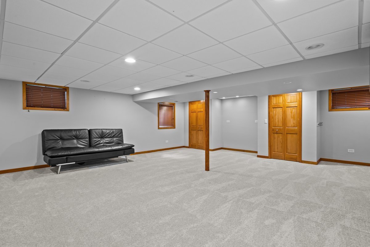 2115 Forest Ridge Road St. Charles, IL 60174 - Photo 22 of 25 a view of an empty room with a window