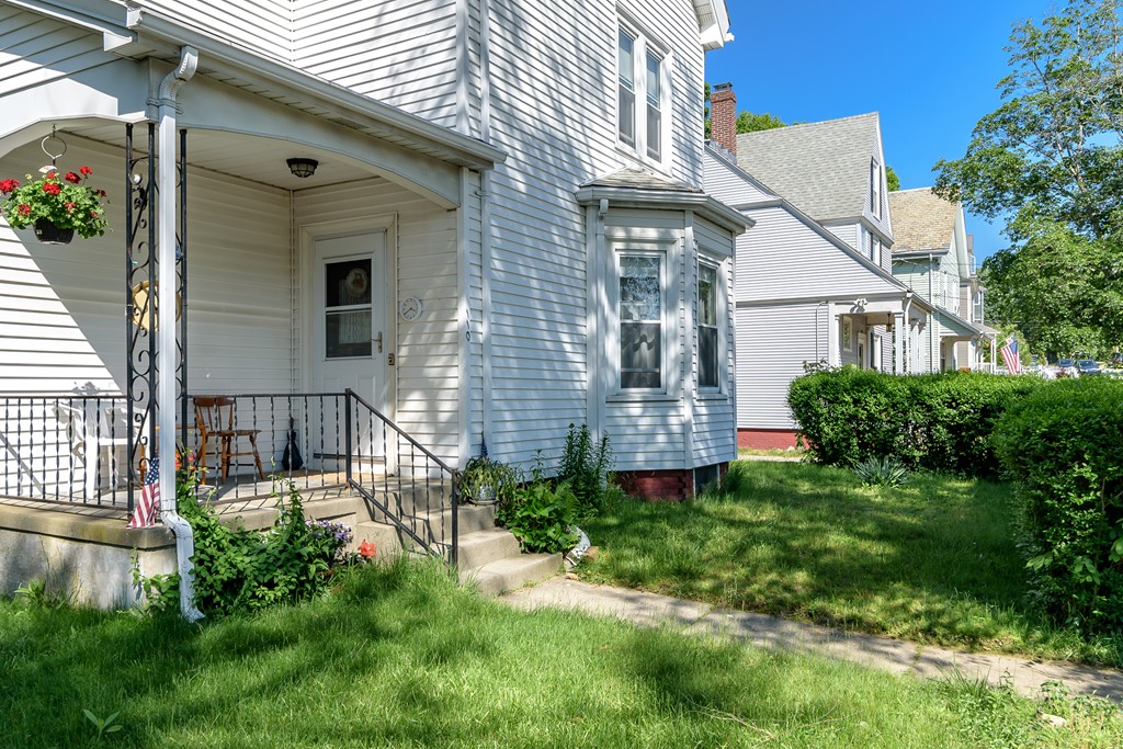 110 Riverside Street Watertown, MA 02472 - Photo 5 of 26 Gallery Image 5