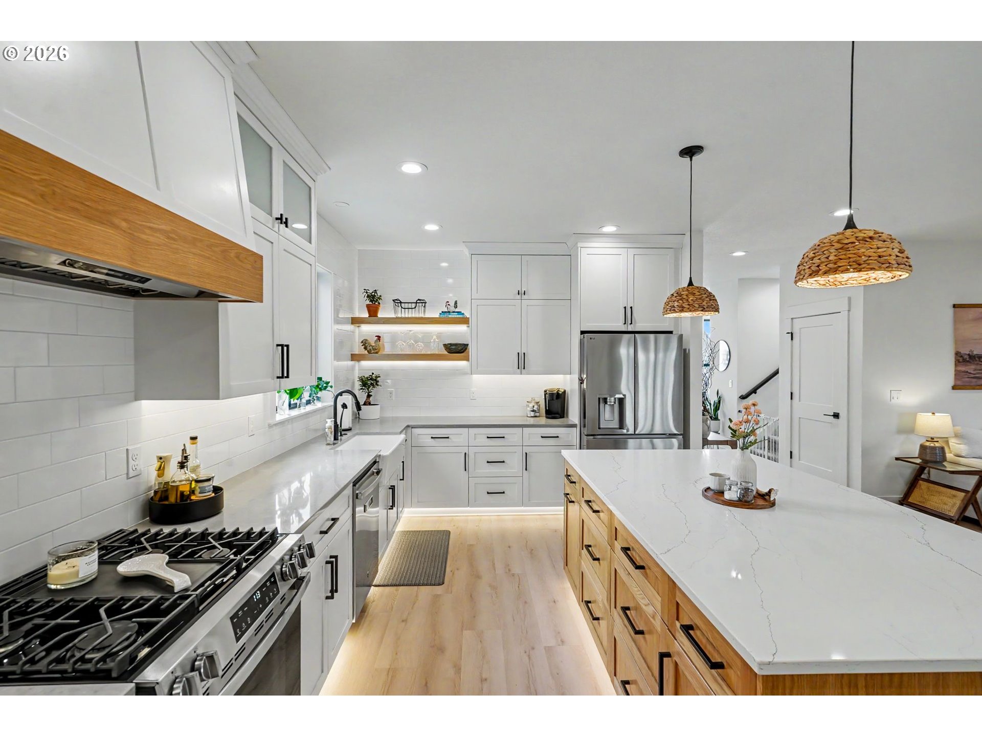 835 Reagan Street Mount Angel, OR 97362 - Photo 14 of 45 a kitchen that has a lot of appliances
