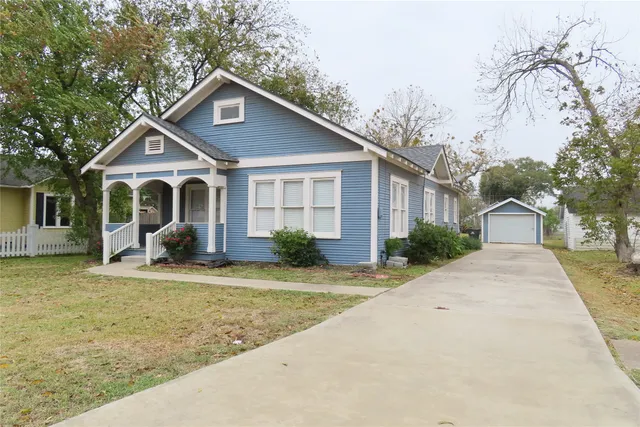 $1,350 | 413 East Hillje Street, El Campo, TX 77437