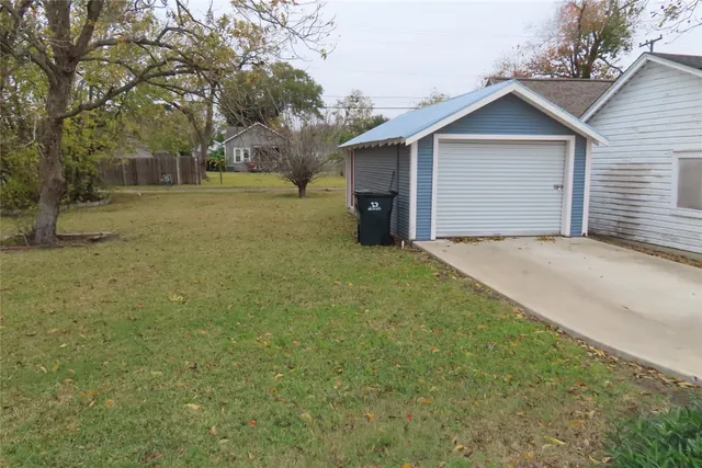 $1,350 | 413 East Hillje Street, El Campo, TX 77437