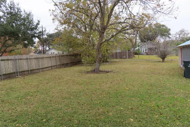 $1,350 | 413 East Hillje Street, El Campo, TX 77437