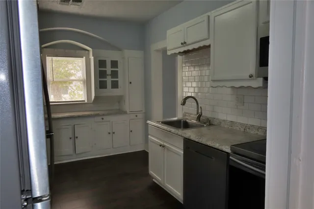 $1,350 | 413 East Hillje Street, El Campo, TX 77437