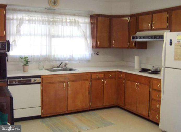 1901 Elton Road Adelphi, MD 20783 - Photo 6 of 27 Larger Eat in Kitchen with wood cabintets