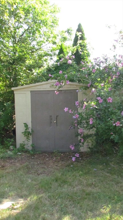 157 Wapping Road Kingston, MA 02364 - Photo 14 of 14 a backyard of a house