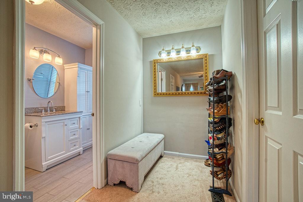 1940 East Beech Road Sterling, VA 20164 - Photo 18 of 27 Dressing area in between MBA & walk in closet