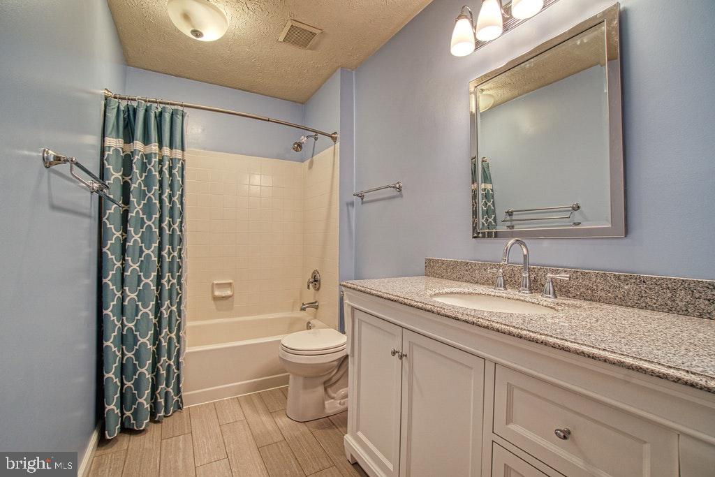 1940 East Beech Road Sterling, VA 20164 - Photo 22 of 27 Hall Bath